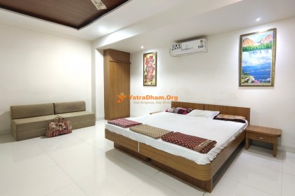 Shri Chintamani Yatri Niwas - Theur