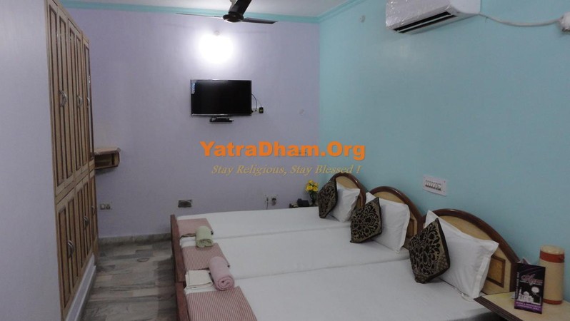 Agra - YD Stay 17201 Hotel Swaraj Palace Room View4