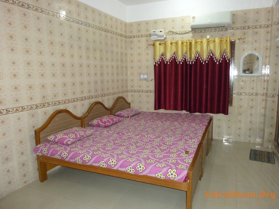 Swaminarayan Mandir Bhakti Niwas 3 Bed AC Room View 1
