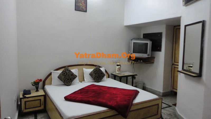 Agra - YD Stay 17201 Hotel Swaraj Palace Room View1