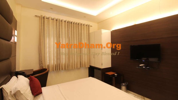Pune - YD Stay 132002 (Hotel Shivam) 2 Bed AC Room View 4