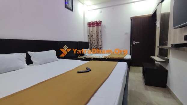 Tuljapur Bhavani Chatra Yatri NIwas 3 Bed Room