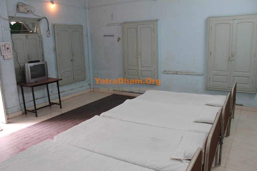 Indore Sindhi Dharamshala 5 bed Ac Room View 3