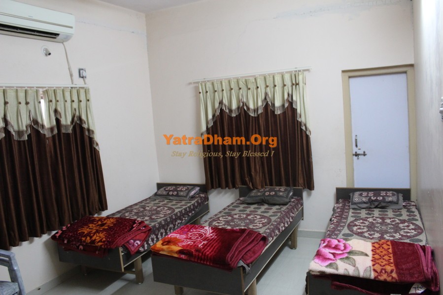 Junagadh Machhoya Ahir Samaj 3 Bed AC Room View1