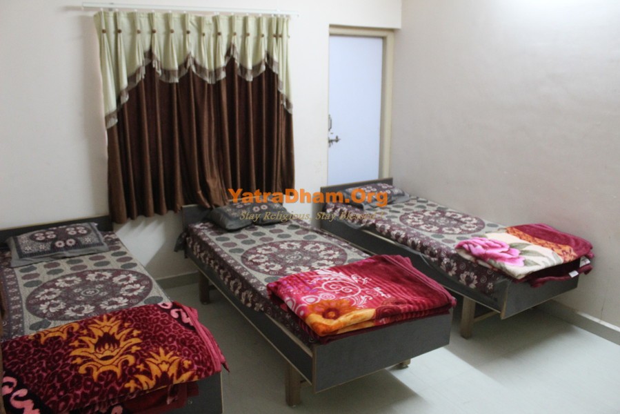 Junagadh Machhoya Ahir Samaj 3 Bed AC Room View2