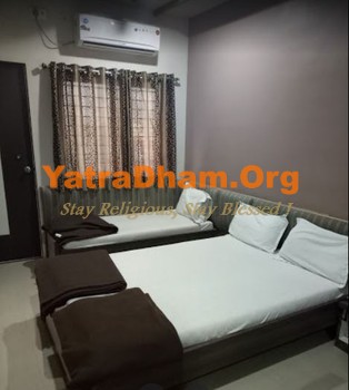 Krishna Palace Hotel Mahurgad 3 Bed AC Room