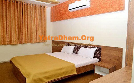 Mahurgad Krishna Palace Hotel 2 Bed AC Suite Room