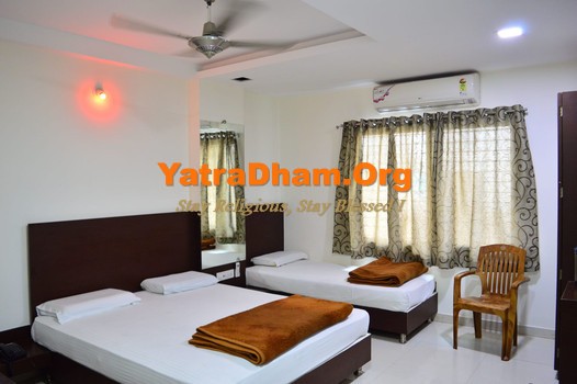 Ujjain - YD Stay 7102 (Hotel Maheshwari Avenue) 3 Bed AC Room View 1