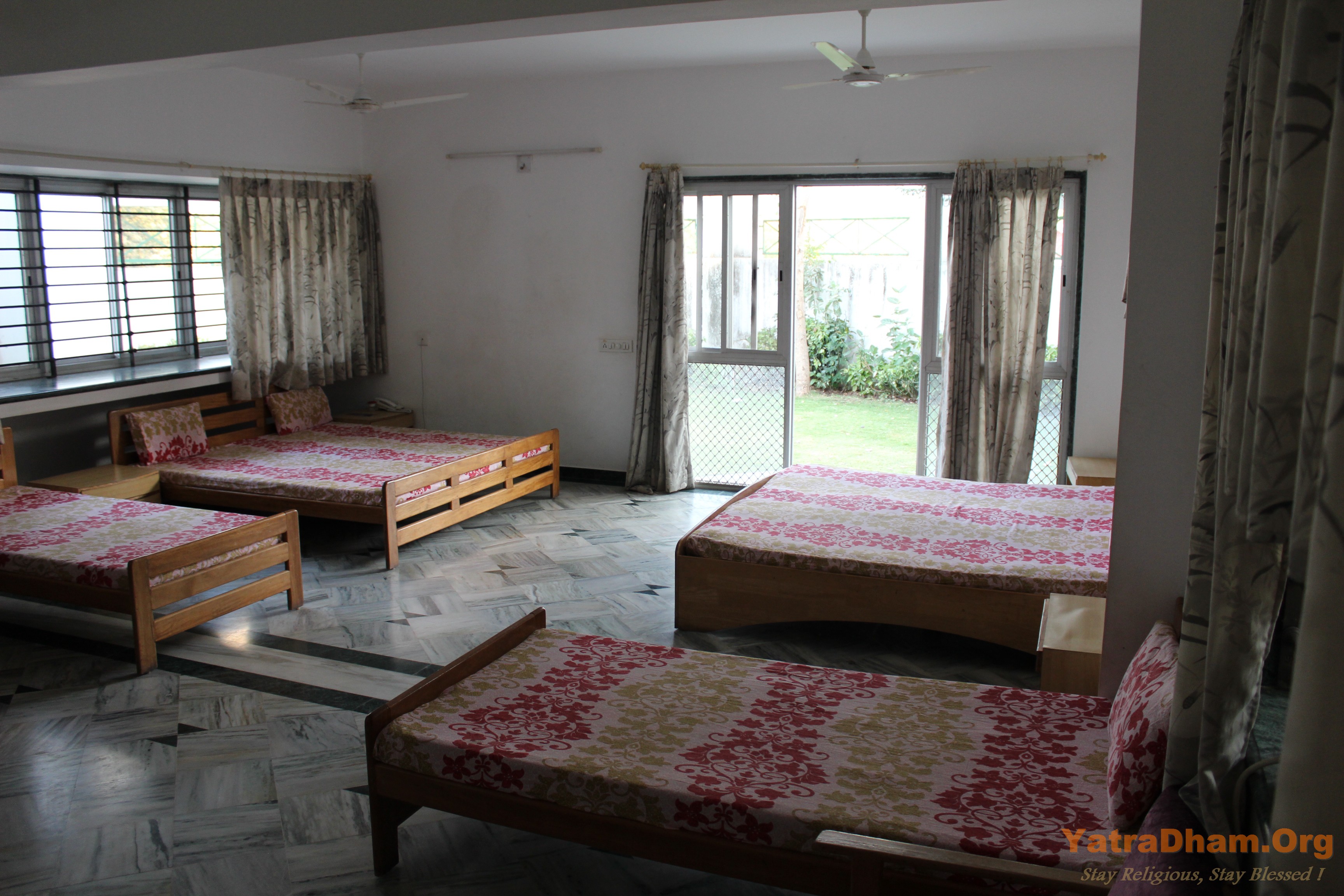Nandini_Ashram_Ambaji_Dharamshala_6 Bed_A/c._Room_View1