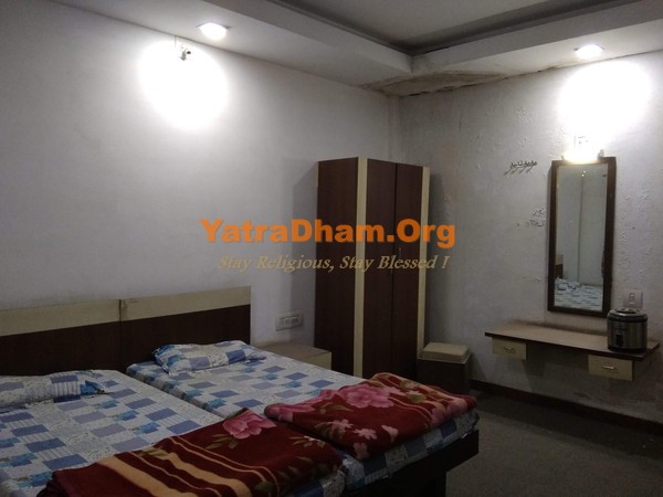 Becharaji - Popat Vasa Yatrik Bhavan Double Bed Room View4