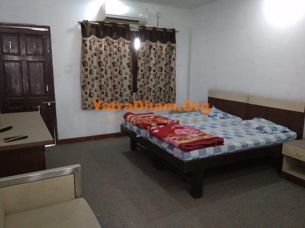 Becharaji - Popat Vasa Yatrik Bhavan Double Bed Room View1