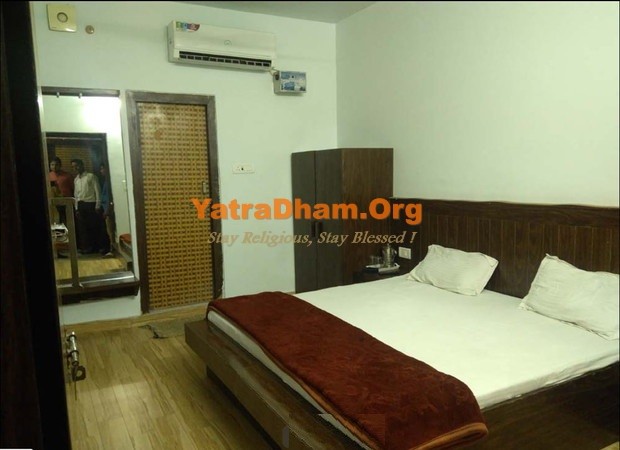 Govardhan - YD Stay 001 Hotel Rajadhiraj Guest House Room View1