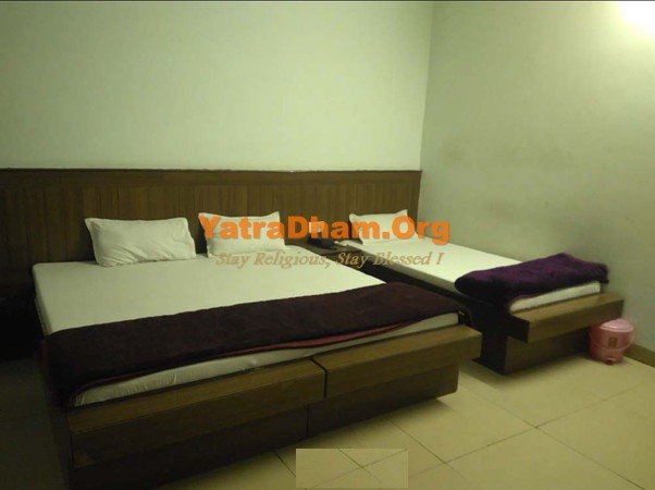 Govardhan - YD Stay 001 Hotel Rajadhiraj Guest House Room View4