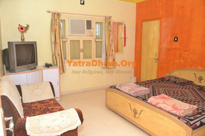 Halol Hotel Rajdhani and Guest House Room
