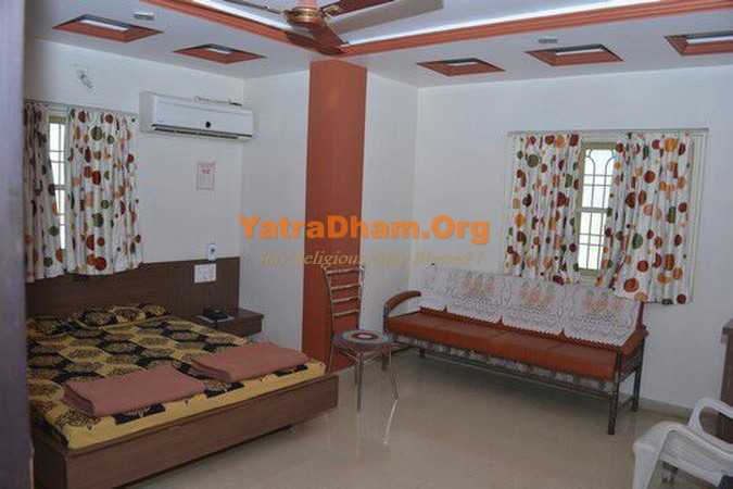 Halol Hotel Rajdhani and Guest House Room