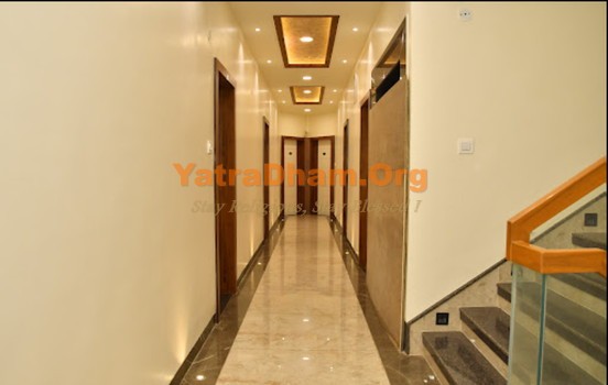 Omkareshwar Hotel Manyavar Palace Corridor
