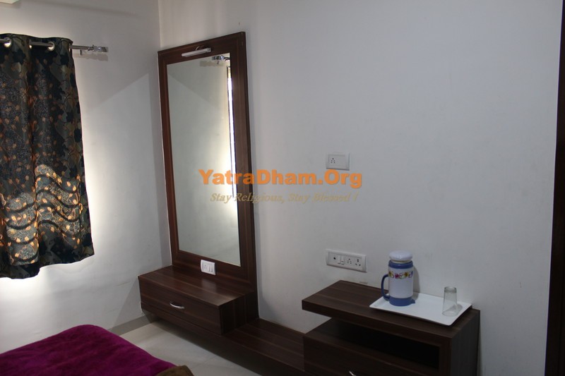 Shirdi New Indore Sai Bhakta Niwas_3 bed Ac room_View2