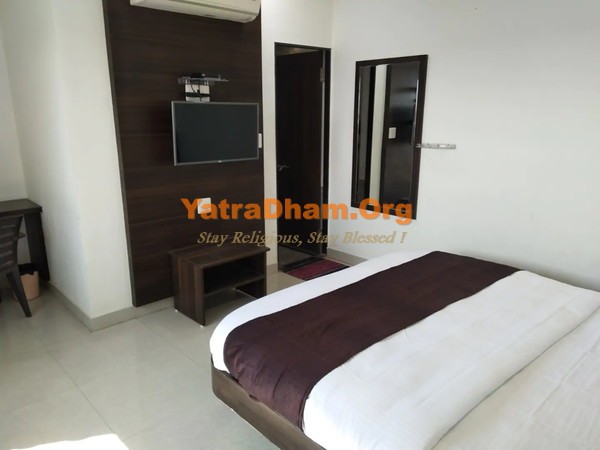 Dwarka Hotel Shree Vallabh Room View 3