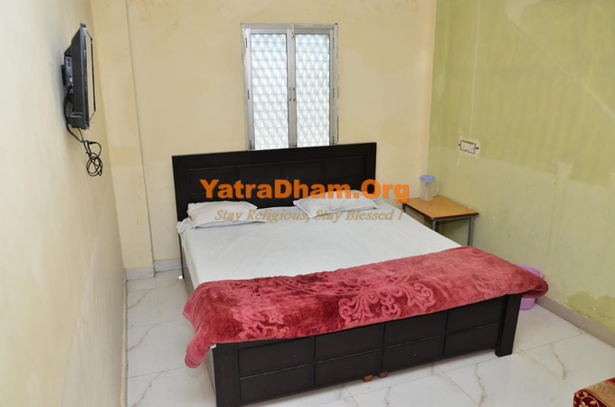 Mathura Shree Tilakdwar Aggarwal Dharammshala Holi Gate 2 Bed AC Room View 1